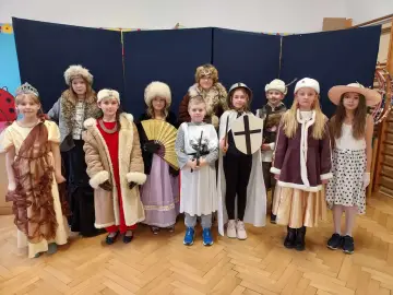 Dzieci w strojach z bajek i baśni: rycerz, księżniczka, dama dworu, myśliwy i inne postacie z bajek przebrania.