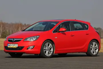 Czerwona Opel Astra na drodze. Kierowca zastanawia się, jaki akumulator będzie najlepszy do tego modelu.