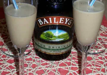 Dwa kieliszki z kremowym drinkiem z Baileys, obok butelka tego irlandzkiego likieru. Idealny na wieczór.