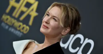 Renee Zellweger, gwiazda wielu filmów, na tle logo Hollywood Film Awards.