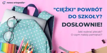 Plecak w kropki z okularami, kredkami i laptopem. Pytanie o "ciężki" powrót do szkoły i o czym pamiętać przy wyborze plecaka, zwracając uwagę na jego wymiary.