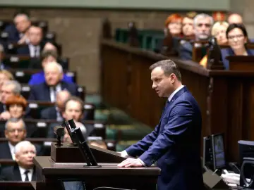Prezydent przemawia na forum **zgromadzenia narodowego**, gdzie zasiadają posłowie.