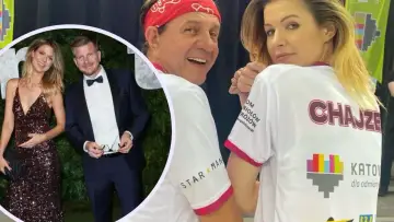 Weronika Anna Chajzer i jej partner na gali. Na drugim planie uśmiechnięty mężczyzna w czerwonej bandanie.