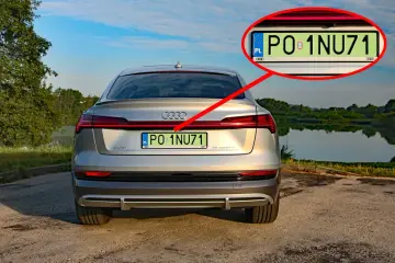 Srebrne Audi z zielonymi tablicami rejestracyjnymi PO 1NU71 stoi nad jeziorem.