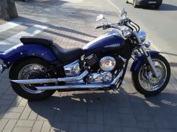 Granatowy motocykl Yamaha Drag Star 1100, z chromowanymi elementami. Idealny do podróży, jego yamaha drag star 1100 dane techniczne zachwycają.