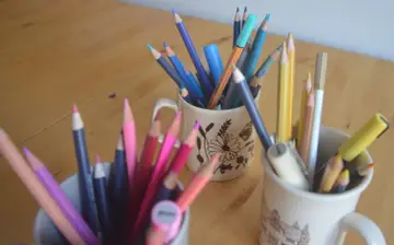 Färgglada pennor i muggar, redo för nya rit tips. En härlig samling för kreativitet.