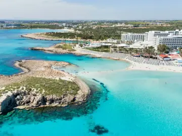 Piękne, turkusowe wody i piaszczyste plaże Cypru zachęcają do wypoczynku. Czy Cypr jest bezpieczny? Tak, to idealne miejsce na wakacje.