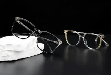 Dwa stylowe okulary, czarne i transparentne, leżą obok siebie. Zastanawiasz się, czy można przełożyć szkła do innych oprawek?