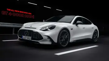 Biały Mercedes-AMG GT 4-Door Coupé prezentuje swoją sportową sylwetkę na ciemnym tle z białymi pasami drogowymi.