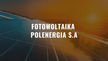 Panele fotowoltaiczne na tle zachodzącego słońca. Napis: "Fotowoltaika Polenergia S.A.". Warto sprawdzić polenergia opinie.