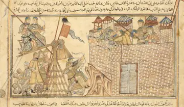 Bitwa pod murami twierdzy. Żołnierze obsługują potężny trebusz, ostrzeliwując obrońców na blankach.