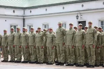 Żołnierze w mundurach stoją w szeregu. Ich zarobki są zapewne adekwatne do służby.