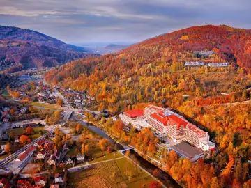 Malowniczy widok na hotel Gołębiowski w jesiennej odsłonie. Warto sprawdzić, ile gwiazdek ma Gołębiowski, bo widok zapiera dech!