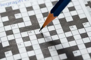 Ołówek nad polem 15 krzyżówki. Chcesz wiedzieć, jak zrobić krzyżówkę w Wordzie?