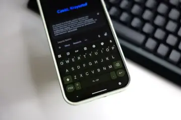 Na ekranie telefonu widać klawiaturę Gboard, na której wpisano "Cześć, Krzysztof". Pytanie "gboard co to" może dotyczyć tej wirtualnej klawiatury.