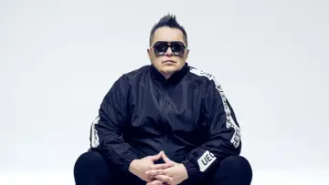 Marek "Mrozu" Mróz w okularach i czarnej kurtce z napisem "GETTA", jakby szykował się na koncert zespołu Munka Staszczyka.