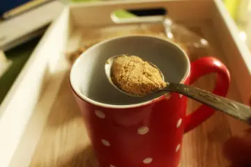 Łyżeczka mielonego siemienia lnianego, idealna do zdrowego śniadania. Warto znać siemie lniane kcal!