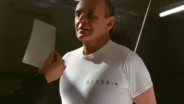 Anthony Hopkins w białej koszulce z numerem B1329-0, przypominający scenę z jego kultowych filmów.