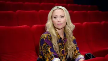 Anna Eriksson siedzi w pustej sali kinowej, ubrana w kolorową koszulę.