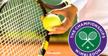 Dłoń trzyma piłkę tenisową przy rakiecie. Logo Wimbledonu sugeruje, gdzie oglądać emocjonujące mecze.