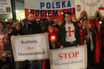 Ludzie na demonstracji trzymają transparenty: "Kultura, nie bluźnierstwa!" i "STOP bluźnierstwom!". Czy bluźnierstwo jest wybaczalne?