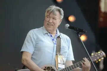 Andrzej Rybiński, mimo swojego wieku, wciąż z pasją gra na gitarze i śpiewa na scenie.