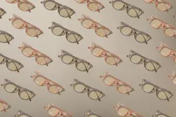 Różowe i szare okulary fotochromowe minusy ułożone w regularny wzór.