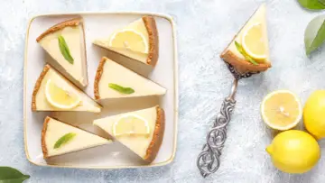 Porciones de pay de limón, decoradas con rodajas de limón y menta. ¡Perfectas para tu próxima receta de pay de limón!