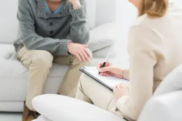 Emeryt chory na raka rozmawia z terapeutą o świadczeniach.