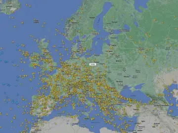 Mapa Europy z zaznaczonymi samolotami. Chcesz wiedzieć, jak sprawdzić, gdzie jest samolot? Ta mapa pokazuje ich aktualne położenie.