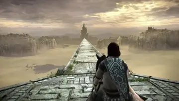 Un guerrero a caballo avanza por un puente antiguo hacia una torre lejana. Una escena épica de Shadow of the Colossus, guía para la aventura.