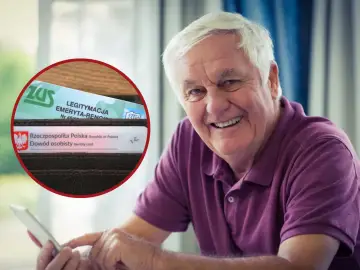 Uśmiechnięty senior z dokumentami ZUS i dowodem osobistym, korzystający z tabletu. To symbol przywilejów po 75 roku życia.