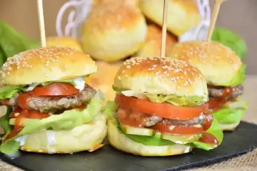 Mini burgery przepis na imprezę. Soczyste kotlety, świeże warzywa i puszne bułeczki. Idealne na każdą okazję!