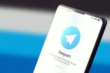 Ekran smartfona z logo Telegram. Czy Telegram jest bezpieczny? Aplikacja reklamuje się jako szybka, darmowa i bezpieczna.