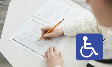 Uczeń z autyzmem wypełnia arkusz egzaminacyjny. Symbol niepełnosprawności obok sugeruje zwolnienie z egzaminu ósmoklasisty.