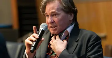 Val Kilmer, mimo choroby, z pasją przemawia do mikrofonu, dzieląc się swoimi przemyśleniami.