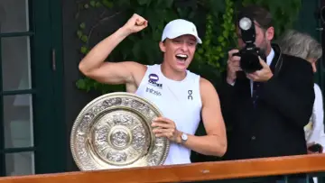 Iga Świątek z pucharem, radość po wygranej. Ile zarobiła Iga Świątek? Triumf na Wimbledonie to nie tylko prestiż, ale i ogromne pieniądze.