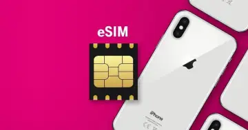 eSIM na iPhonie to klucz do darmowego internetu. Złota karta SIM obok białego iPhone'a.