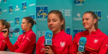 Trzy tenisistki w czerwonych strojach z godłem Polski udzielają wywiadu podczas Billie Jean King Cup.