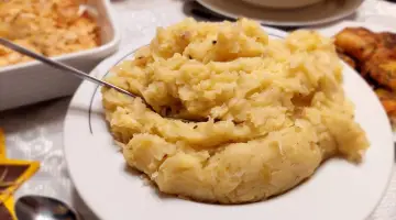 Góra pysznego, domowego panczkrautu, gotowego do podania. Obok pieczony kurczak i zapiekanka.