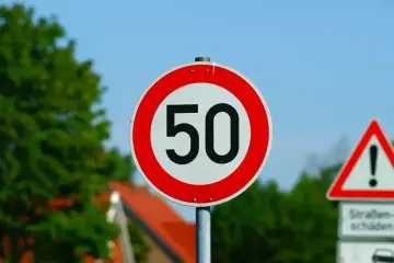 Znak ograniczenia prędkości do 50 km/h. Uważaj, przekroczenie prędkości o 50 km/h może być niebezpieczne.