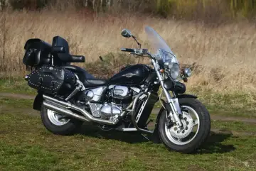 Czarny motocykl Suzuki Intruder Marauder z sakwami i oparciem, gotowy na wyprawę.