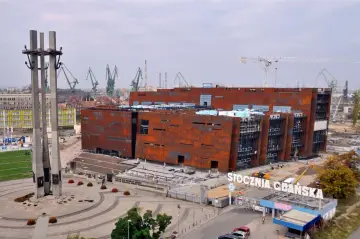 Nowe Centrum Solidarności na terenie Stoczni Gdańskiej. Zwiedzanie i cennik dostępne w informacji.