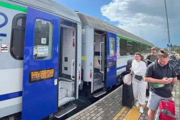 Pasażerowie z bagażami czekają na pociąg relacji Warszawa - Wilno.
