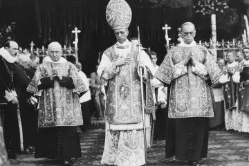 Trzech duchownych w bogato zdobionych szatach, jeden w tiarze, symbolizuje papieży XX wieku podczas uroczystości.