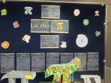 Tablica z okazji Dnia Liczby Pi, z dekoracjami w kształcie symbolu π, pizzy i koniczyny. Widać napisy "Liczba π" i "Ciekawostki o liczbie Pi".