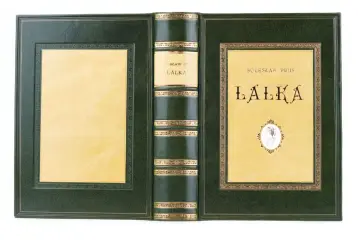 Elegancka oprawa książki "Lalka" Bolesława Prusa, z zielonej skóry i złotymi zdobieniami. Idealna dla miłośników literatury i idealiści w lalce.
