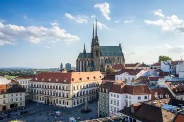 Widok na Katedrę Świętych Piotra i Pawła oraz plac w Brnie. Idealne miejsce, by zobaczyć, co zwiedzić w tym czeskim mieście.