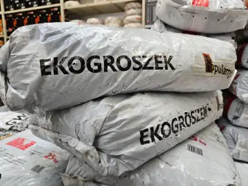 Stos worków z napisem Eko Groszek. Sprawdź aktualną eko groszek cena i wybierz najlepszą ofertę.