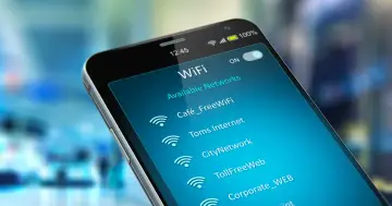 Szukasz darmowy internet? Na ekranie telefonu widać listę dostępnych sieci Wi-Fi, w tym "Café_FreeWiFi".